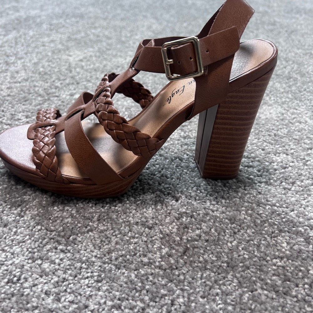 Women’s platform sandal size 8